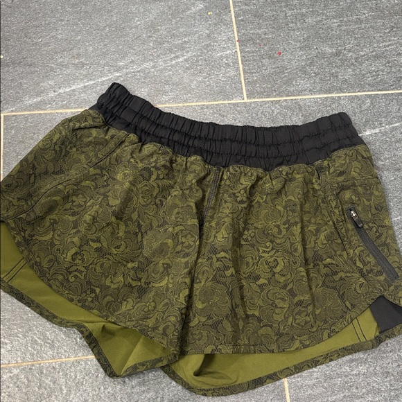 OG Lululemon low rise hotty Hot shorts - Picture 2 of 4